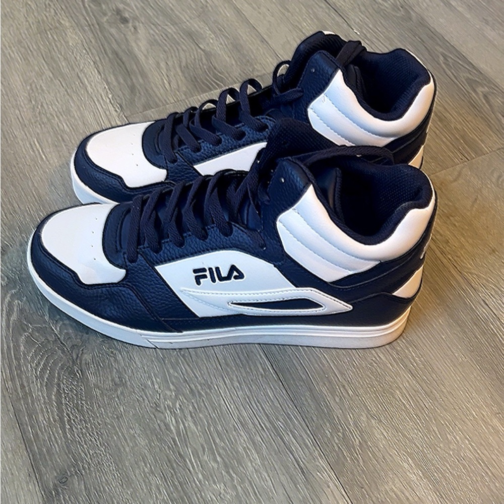 Fila Men's Dark Blue and White Sneakers